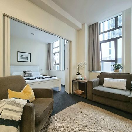 Urban Deco Apartment On Queen Street Auckland Room photo
