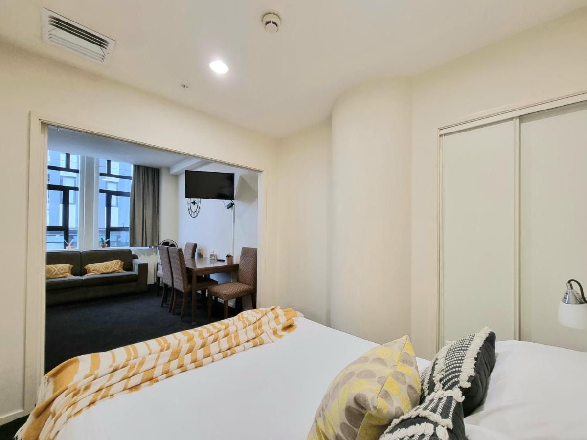 Urban Deco Apartment On Queen Street Auckland Room photo
