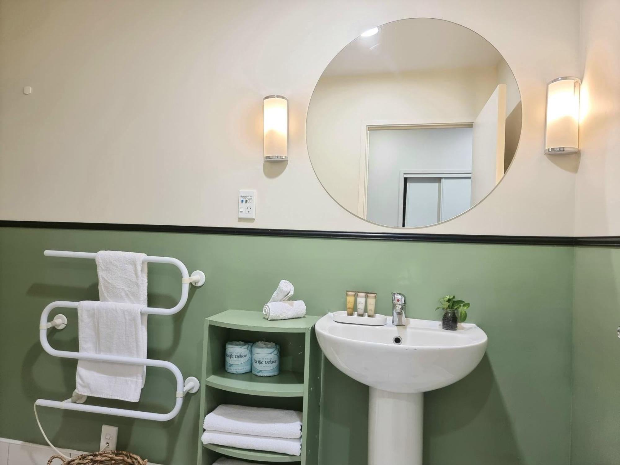 Urban Deco Apartment On Queen Street Auckland Room photo