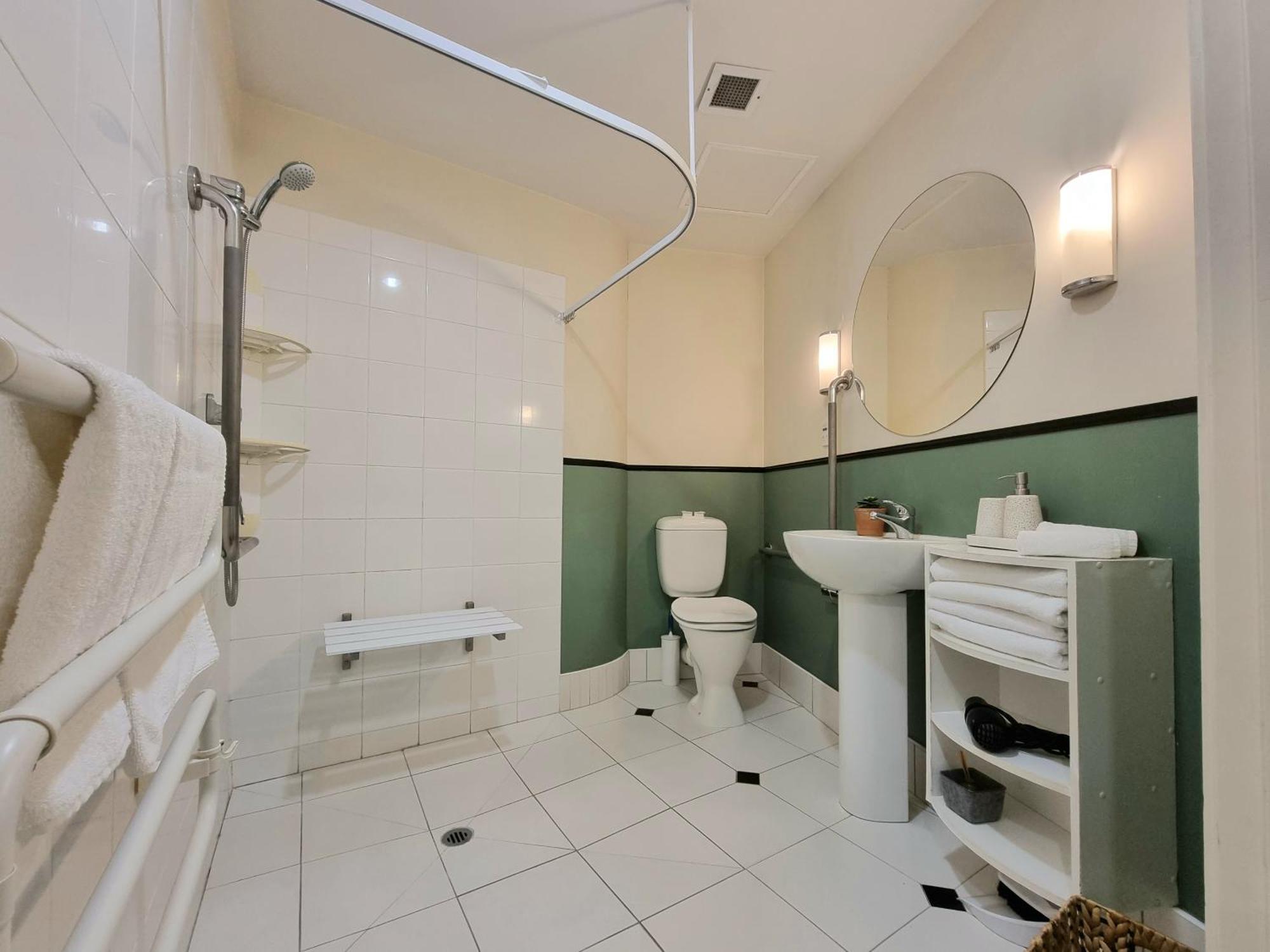Urban Deco Apartment On Queen Street Auckland Room photo