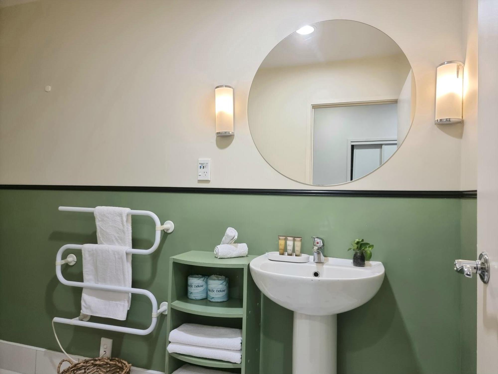 Urban Deco Apartment On Queen Street Auckland Room photo