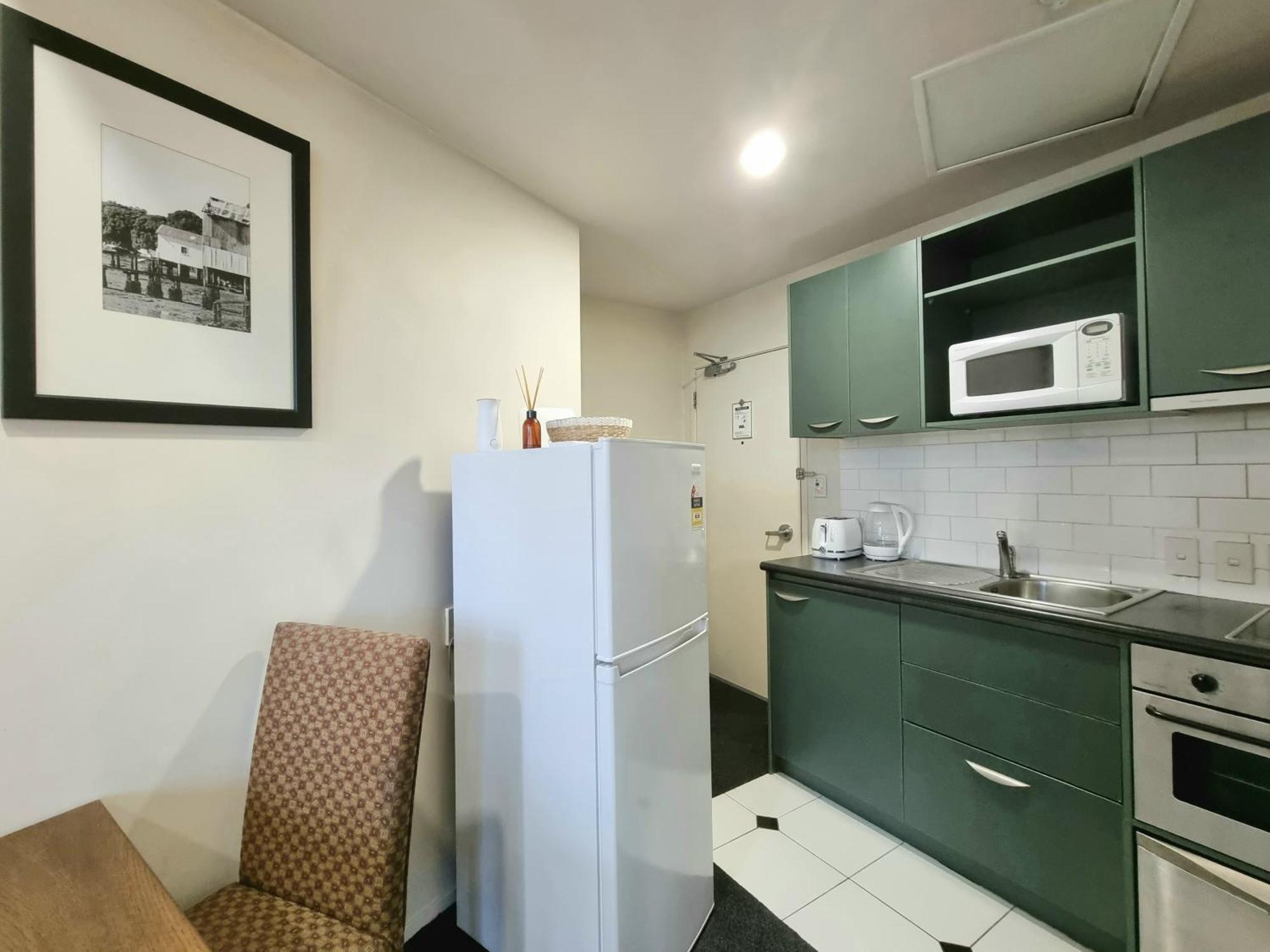 Urban Deco Apartment On Queen Street Auckland Room photo