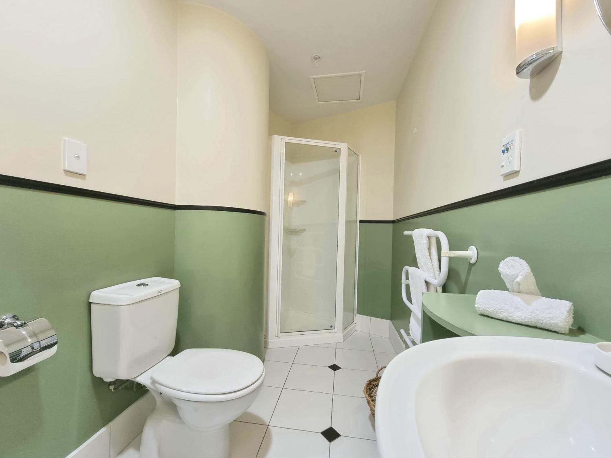 Urban Deco Apartment On Queen Street Auckland Room photo