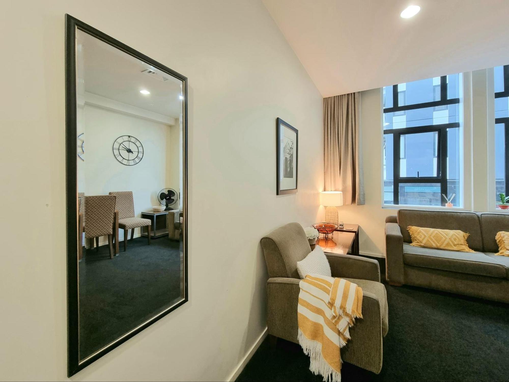 Urban Deco Apartment On Queen Street Auckland Room photo