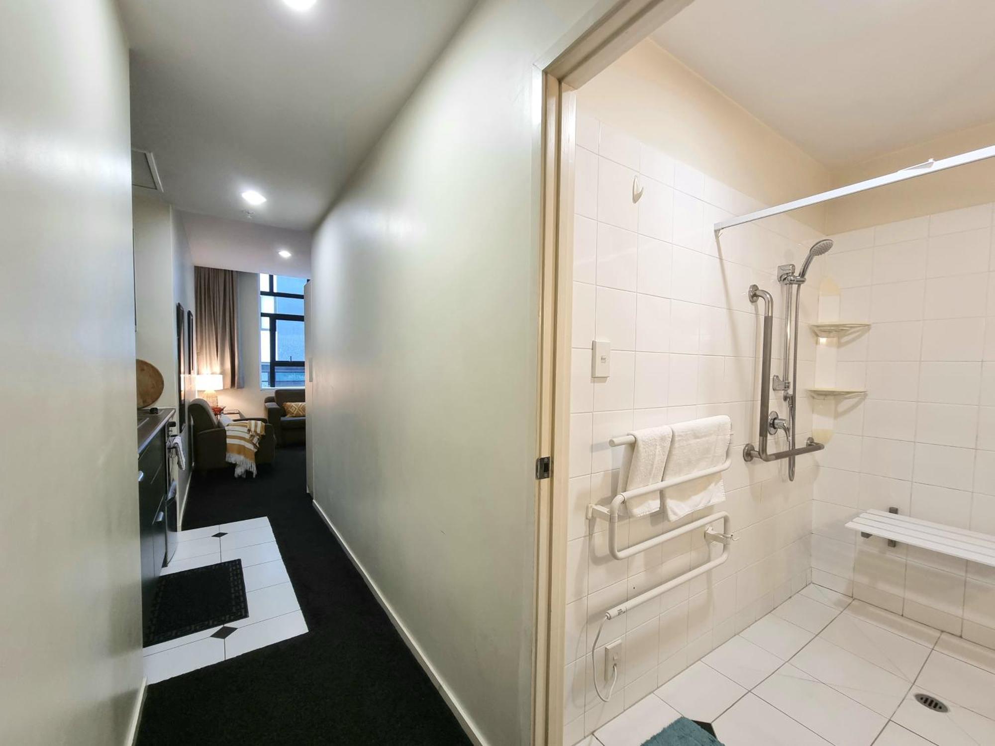 Urban Deco Apartment On Queen Street Auckland Room photo