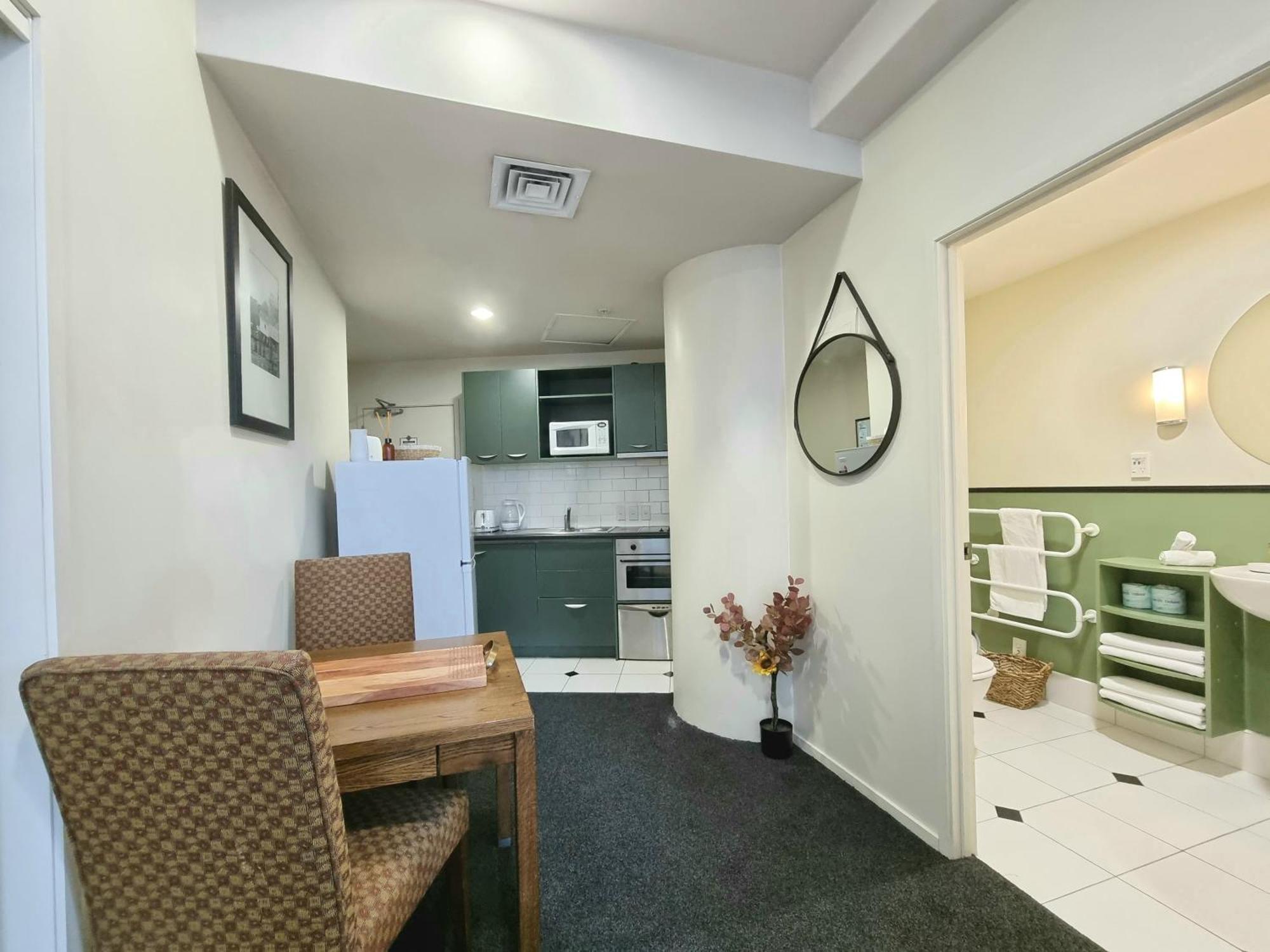 Urban Deco Apartment On Queen Street Auckland Room photo
