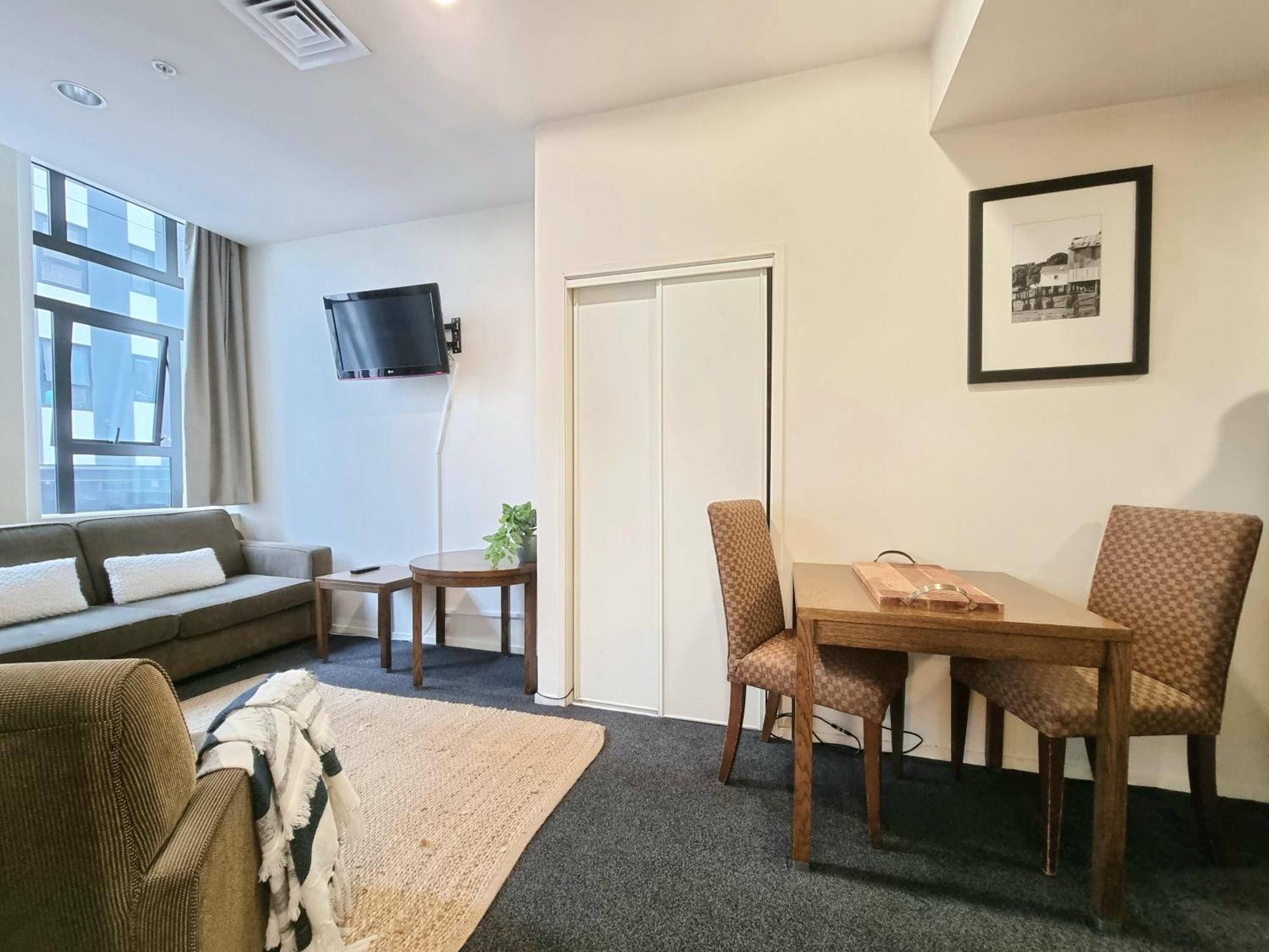 Urban Deco Apartment On Queen Street Auckland Room photo