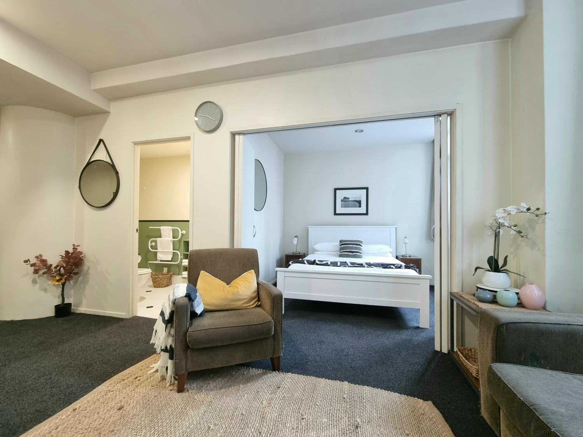 Urban Deco Apartment On Queen Street Auckland Room photo