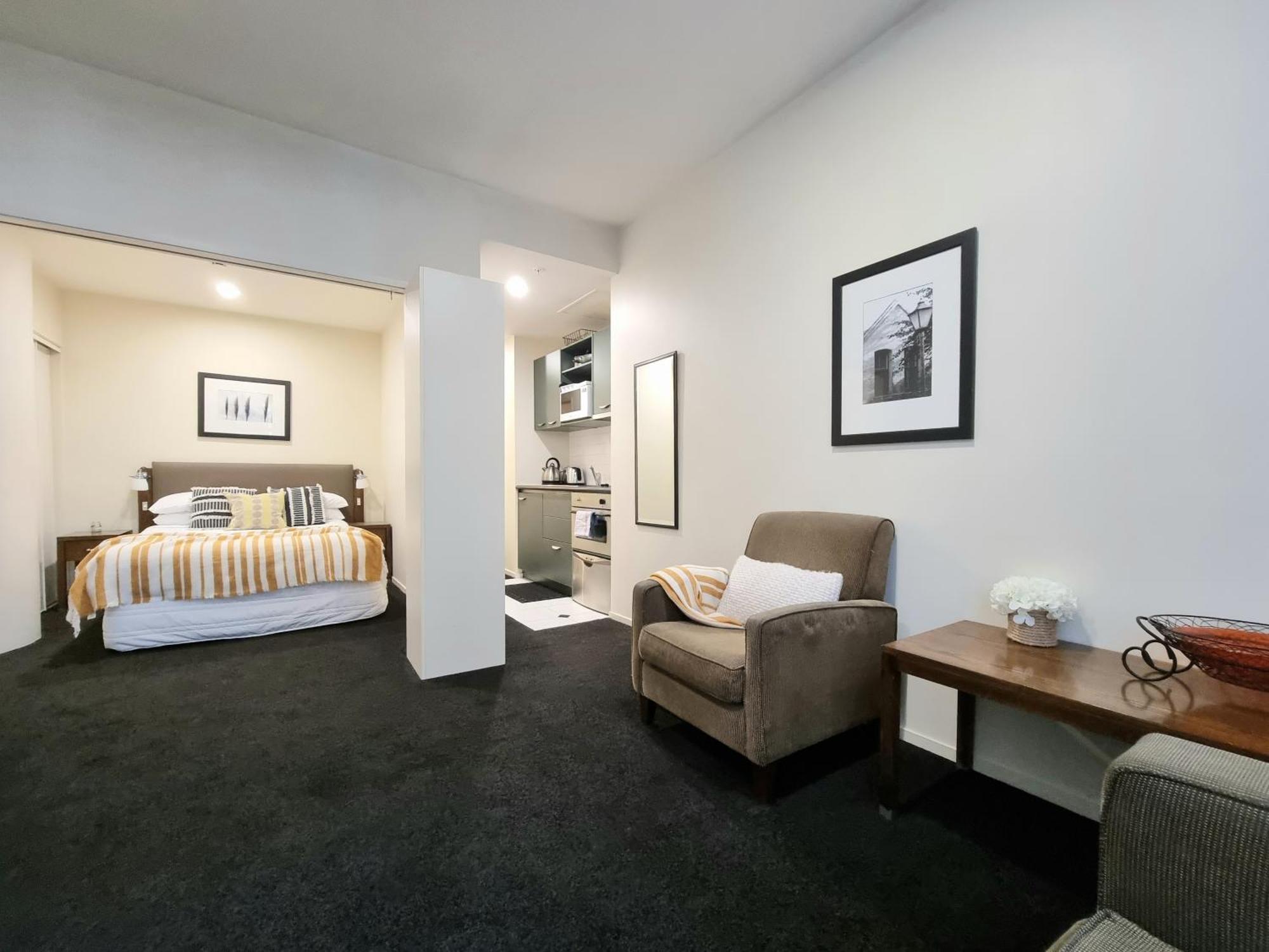 Urban Deco Apartment On Queen Street Auckland Room photo