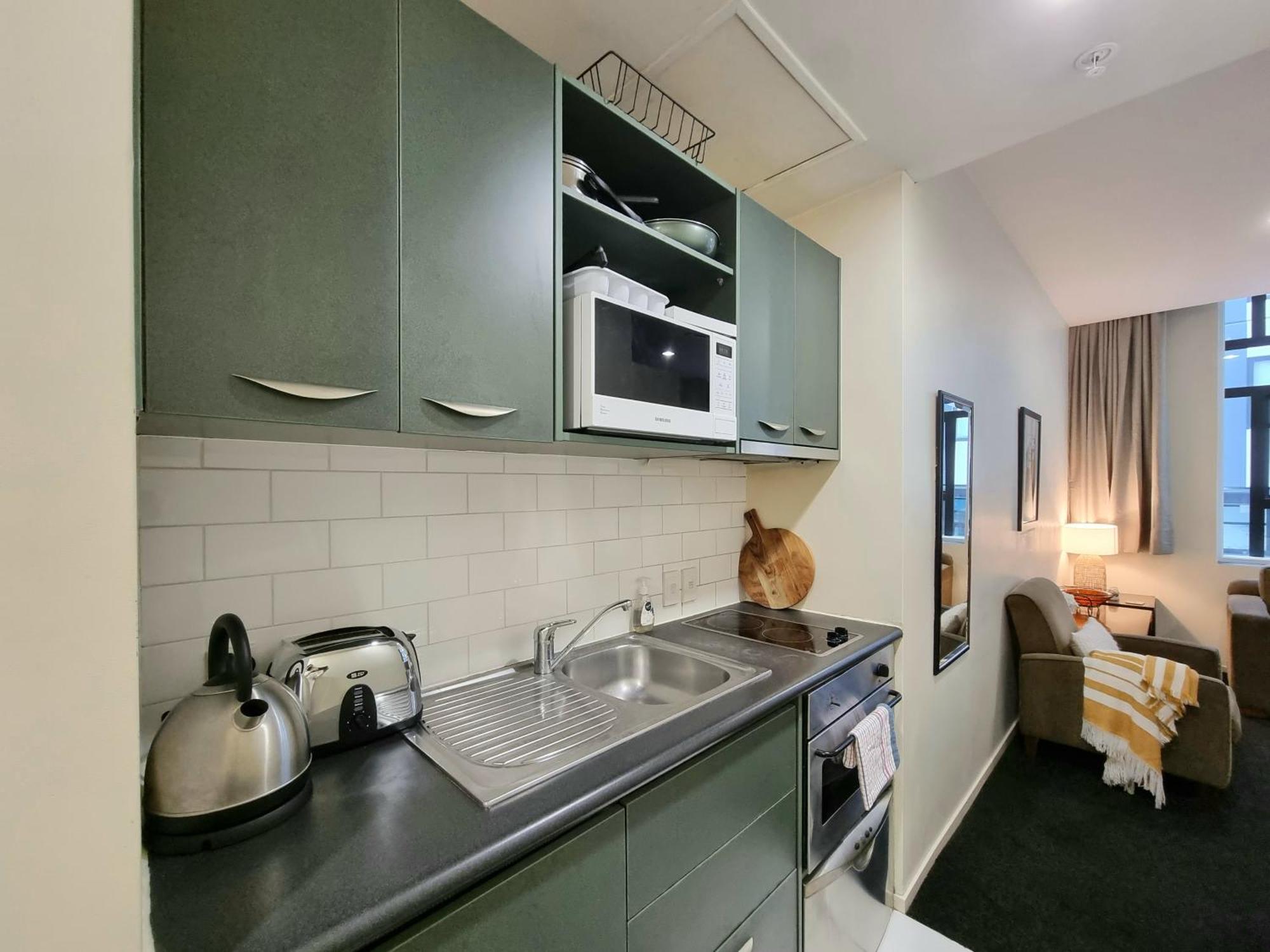 Urban Deco Apartment On Queen Street Auckland Room photo