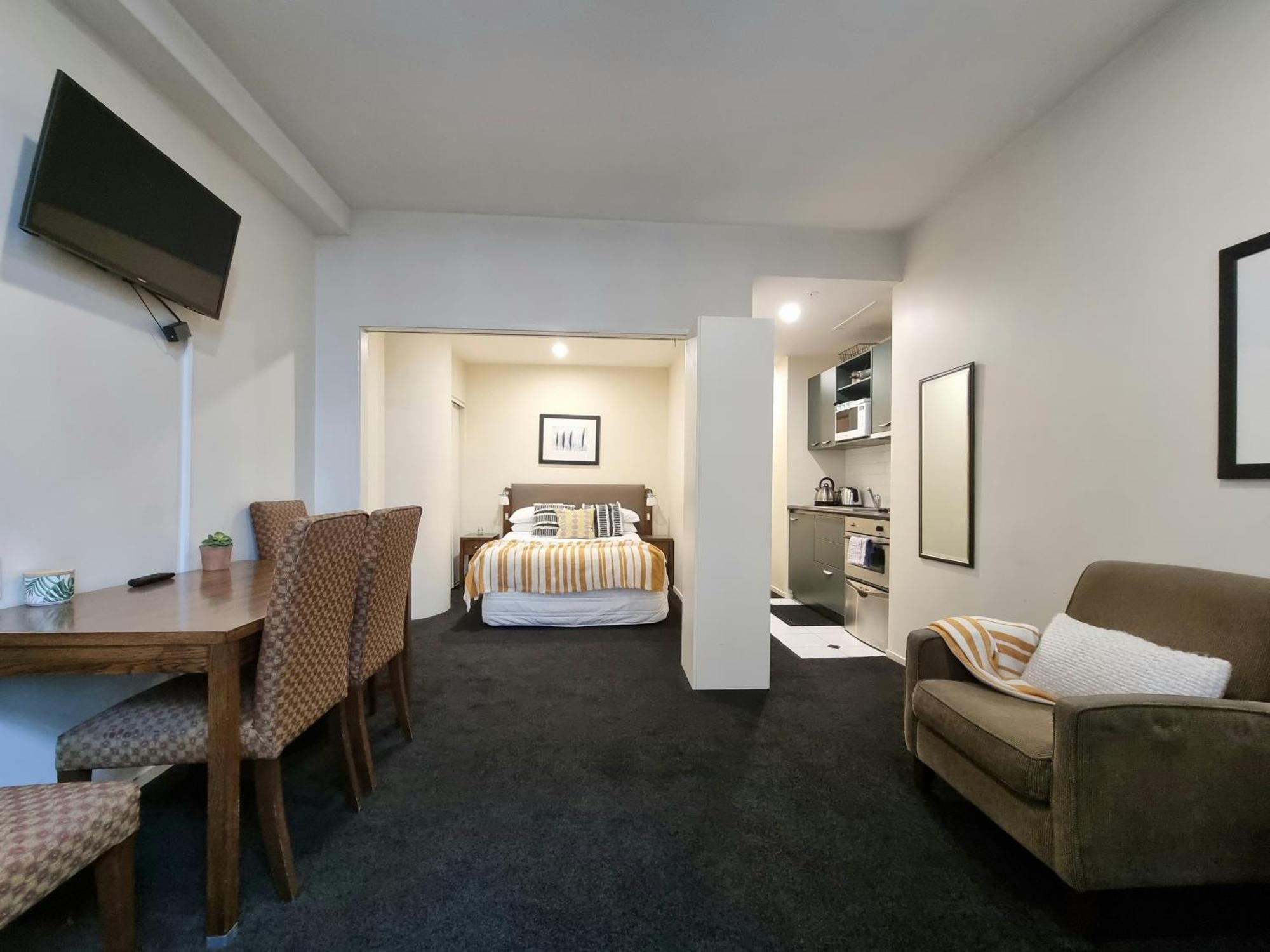 Urban Deco Apartment On Queen Street Auckland Room photo